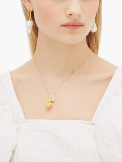 alighieri - pearl charm-drop 24kt gold-plated necklace - look